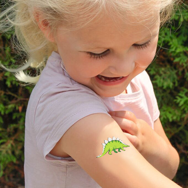 016171-maedchen-mit-Kinder-Dino-Tattoo-auf-dem-Arm-lafueliki