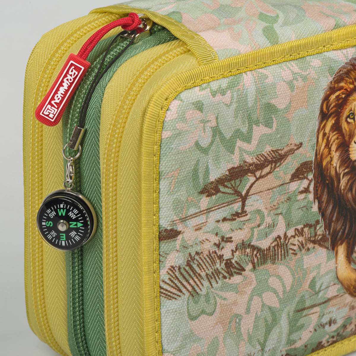 Brunnen-Federmaeppchen-3-stoeckig-Loewe-Safari-World-kompas-Anhaenger-1049121221-lafueliki