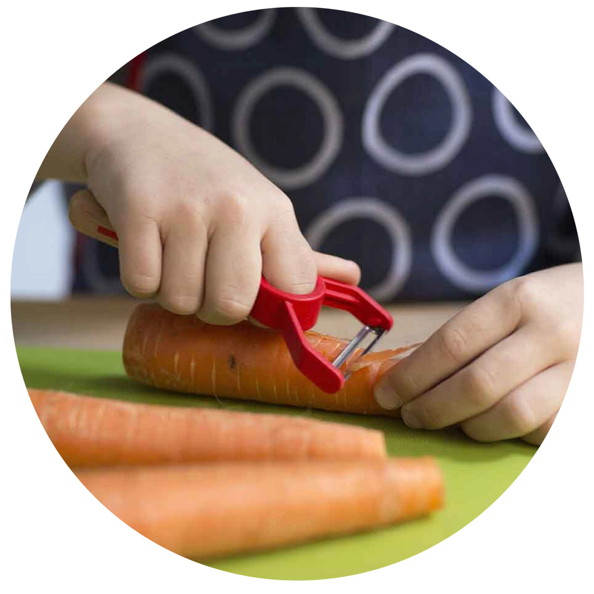 Opinel-Kinderschaeler-mit-Fingerschutz-ab-7-Jahren-Schaeler-lafueliki-Anwendung