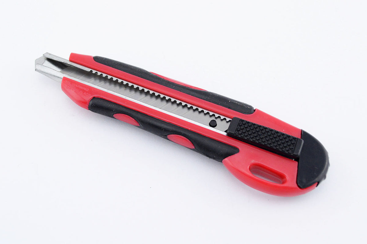 Rechtshaender-Cuttermesser-9-mm-Klingenstaerke
